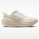 Nike Vomero Plus - Crema